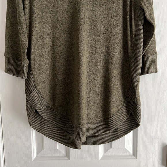 Maurice’s Cozy Top - Picture 4 of 5